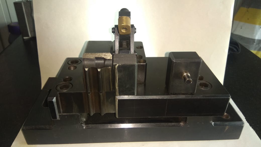 Hydraulic clamping surface broaching Fixture